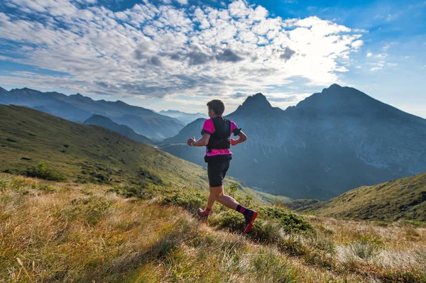 Sportieve Bergbeklimmer Rijdt Het Parcours Tijdens Duurtraining — Stockfoto