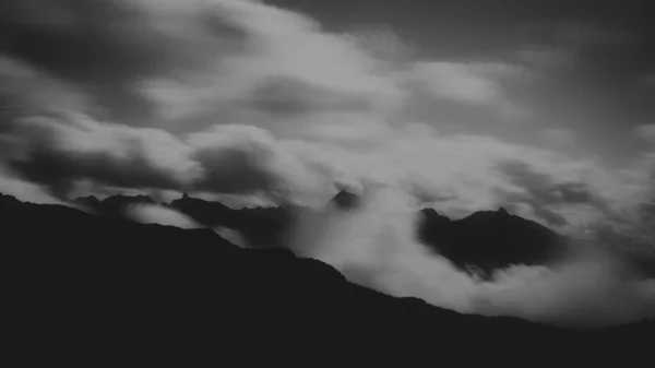 Berge Mit Verschwommenen Wolken Für Langzeitbelichtung Schwarz Weiß — Stockfoto