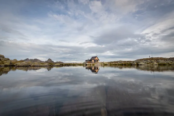 Pequeña Ermita Las Montañas Cerca Lago —  Fotos de Stock