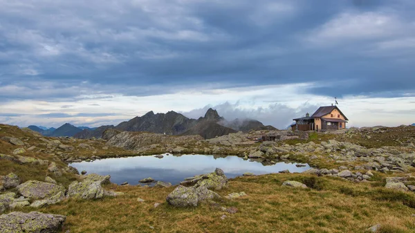 小さな山の湖の近くのアルパイン小屋 — ストック写真