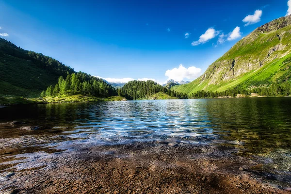 Lago pequeño de montaña — Foto de Stock