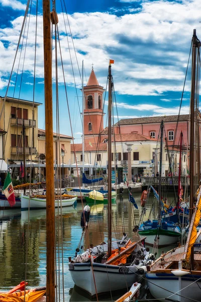 Der Kanal des Hafens - cesenatico -italien — Stockfoto