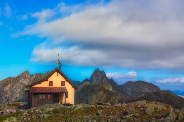 Alpin chatyAlpin hut — Stockfoto