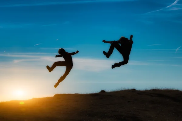 Salto ao pôr-do-sol — Fotografia de Stock