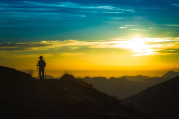 Trekking em silhueta — Fotografia de Stock