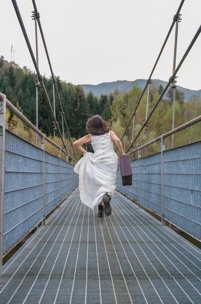 Braut auf der Flucht — Stockfoto