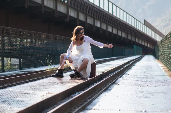 Bride hitchhiking — Stock Photo, Image