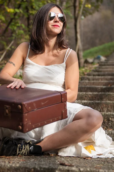 Dziewczyna odpoczynek z walizką — Zdjęcie stockowe