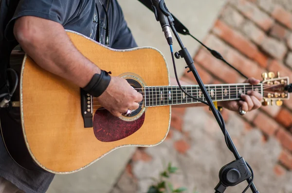 Un músico hace su actuación durante una fiesta — Foto de Stock