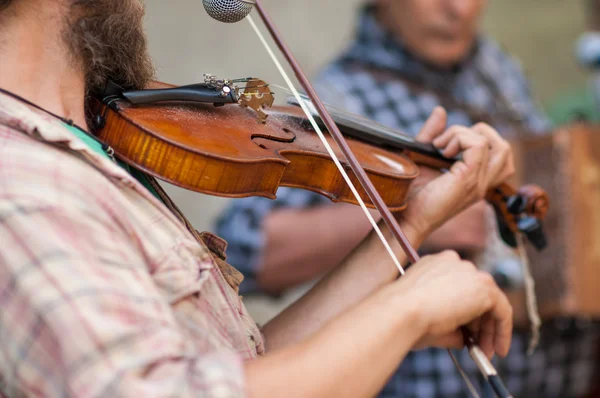 Een muzikant maakt zijn prestaties tijdens een feestje — Stockfoto