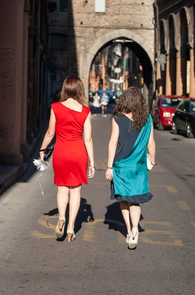 Mädchen laufen die Straße hinunter — Stockfoto
