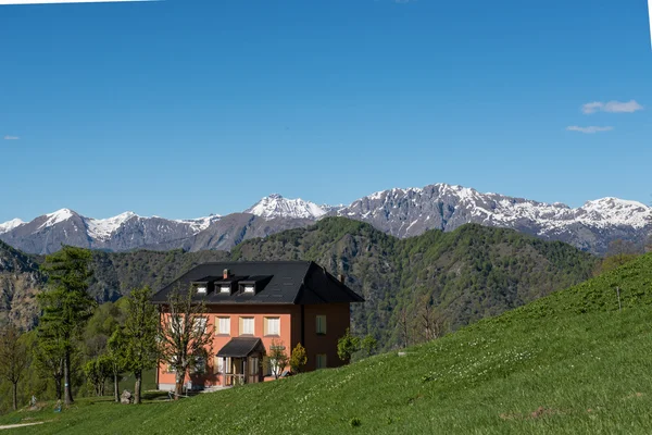 Oud huis in yhe Alpen berg, Italië — Stockfoto