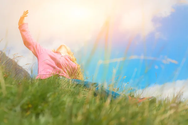 Mädchen auf der Wiese — Stockfoto