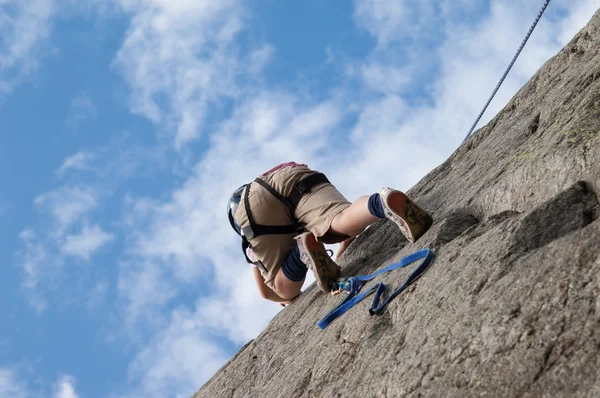 Child climbs the cliff — Stock Photo, Image