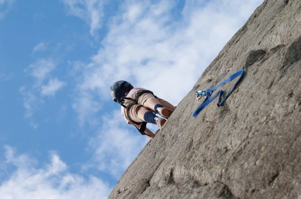 Child climbs the cliff — Stock Photo, Image