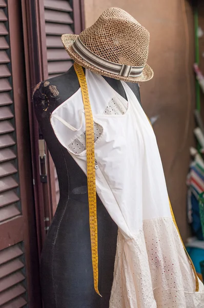 Makieta z sukienka i czapka — Zdjęcie stockowe