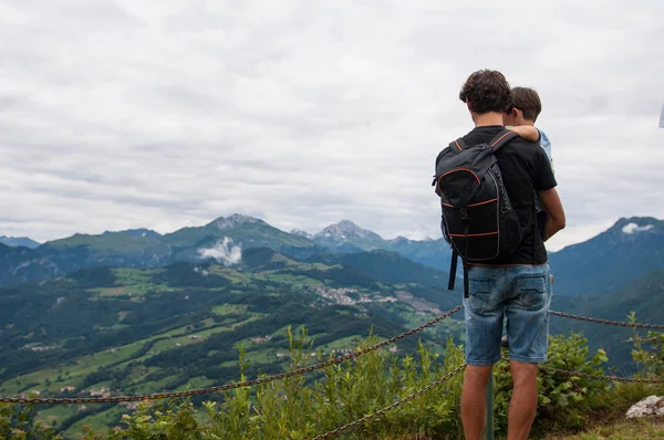 Padre e suo figlio in montagna — Foto Stock