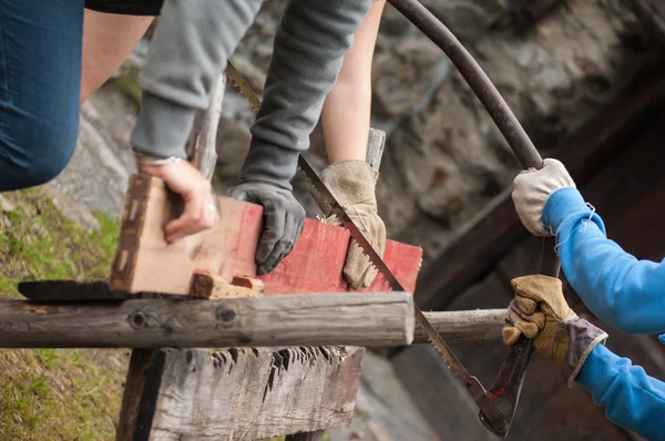 Men saw the wood — Stock Photo, Image