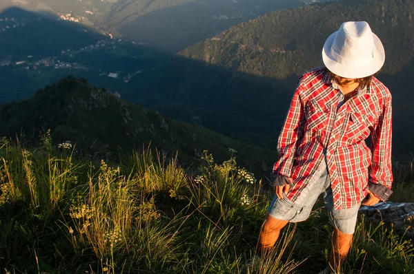 Chica en la cima de la montaña — Foto de Stock