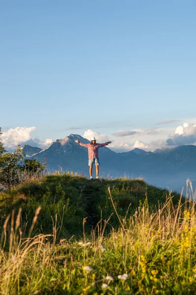 Meisje op de top van de berg — Stockfoto