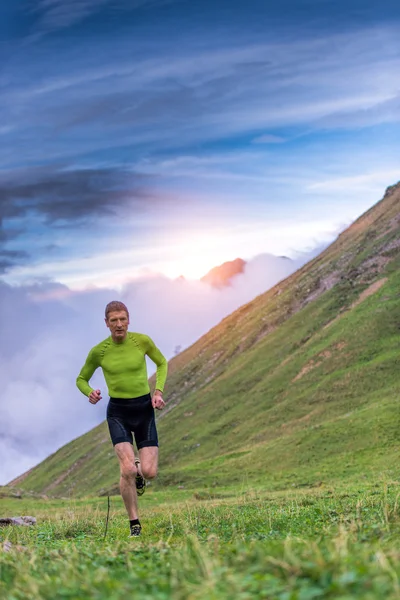 Correr en la montaña — Foto de Stock