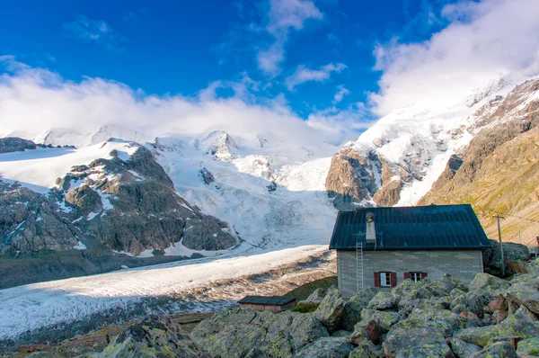 Alpin kulübe buzulun üstünde — Stok fotoğraf