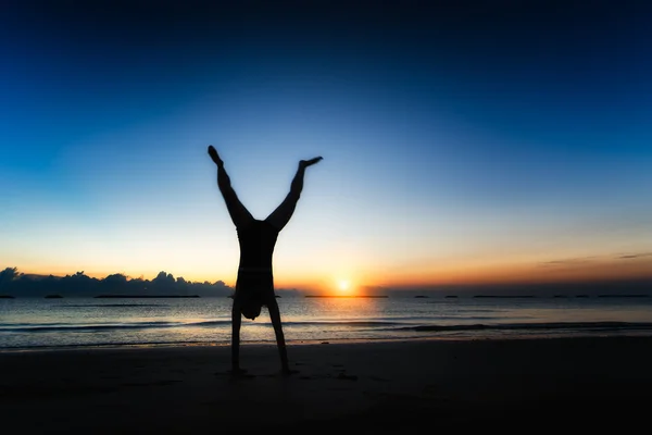 Ejercicio físico al atardecer en el mar — Foto de Stock