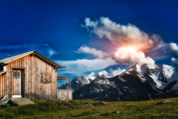 Abgelegene Berghütte — Stockfoto