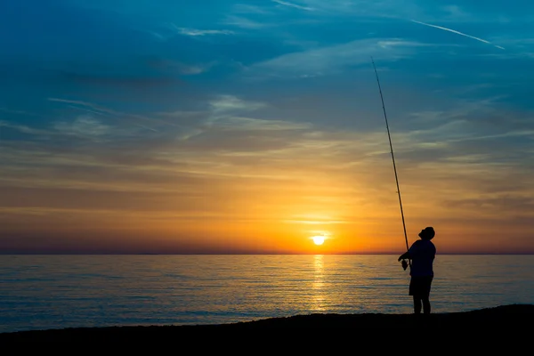 Fischer am Strand bei Sonnenuntergang — Stockfoto