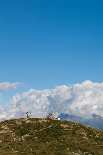 Trekking en la montaña — Foto de Stock