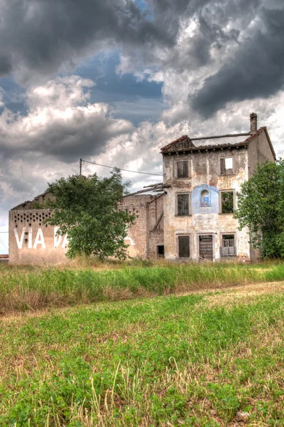 Visa i en övergiven byggnad i Italien — Stockfoto