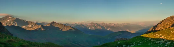 Paisaje de la montaña con la luna — Foto de Stock