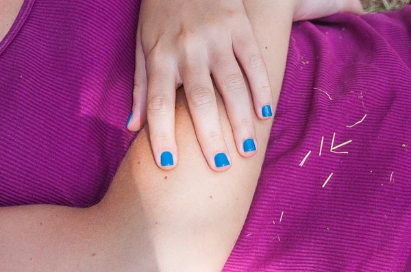 Esmalte azul para las uñas de una joven —  Fotos de Stock