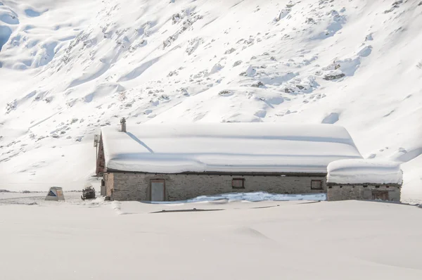 Saco de invierno con una cabaña alpina —  Fotos de Stock