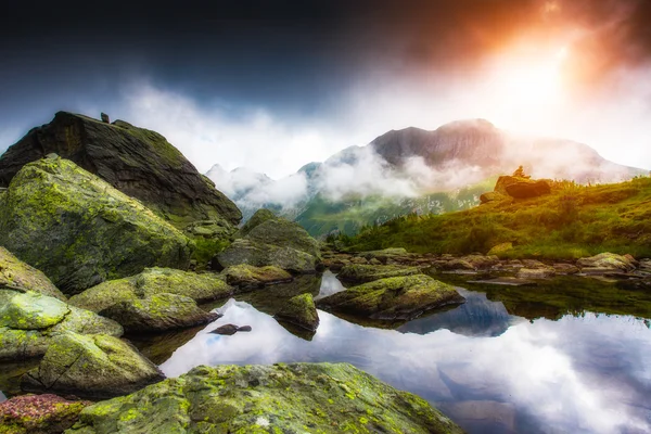 Pequeno lago de montanha alta — Fotografia de Stock