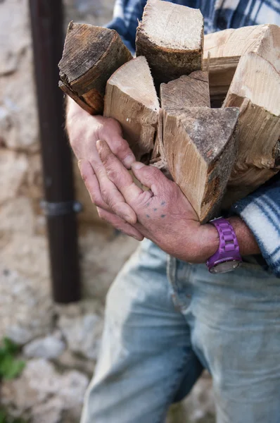 Un hombre trae trozos de madera —  Fotos de Stock