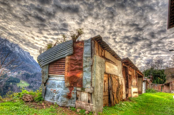 Abbandonata vecchia casa in montagna — Foto Stock