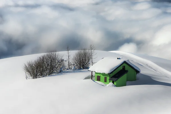 Ermita aislada en la nieve — Foto de Stock