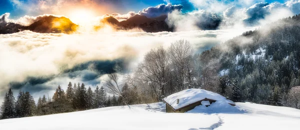 Paisaje panorámico de ermita aislado en la nieve — Foto de Stock