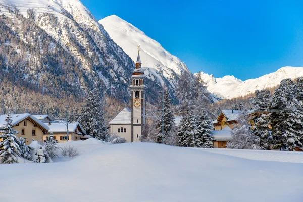 Dorf Bever, Schweiz im Winter — Stockfoto