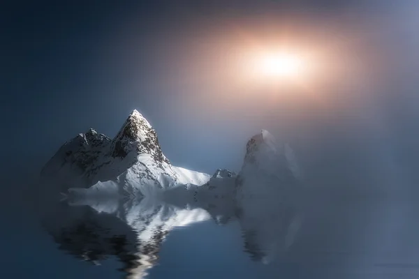 Montañas reflejadas en el lago — Foto de Stock