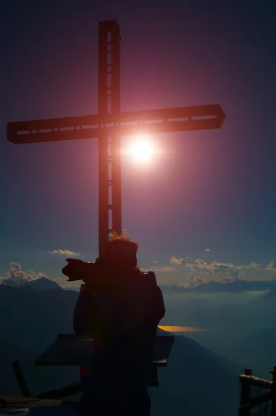 Silueta del fotógrafo en la montaña —  Fotos de Stock