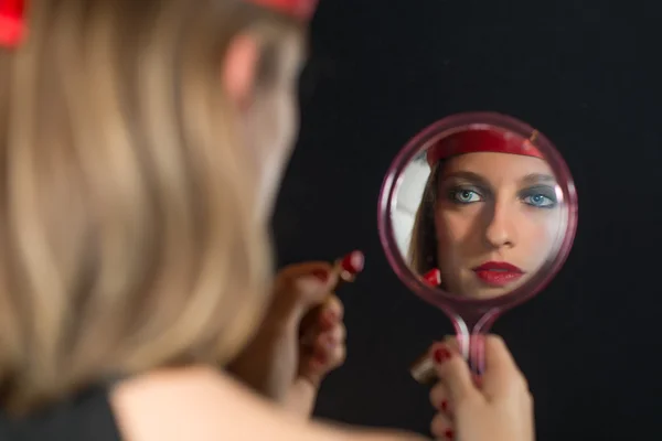 Chica se refleja en el maquillaje — Foto de Stock