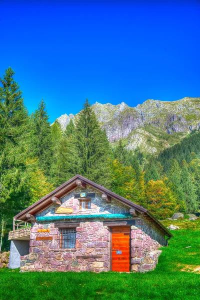 Alpin chatyAlpin hut — Stockfoto