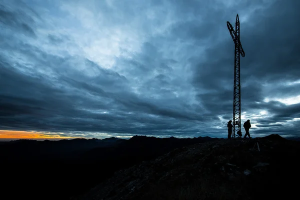 Climbers on the summit of the mountain in the evening — Stock Photo, Image