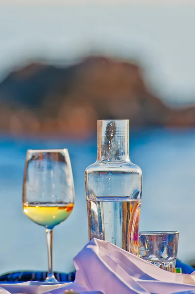 Напиток перед островом на море — стоковое фото