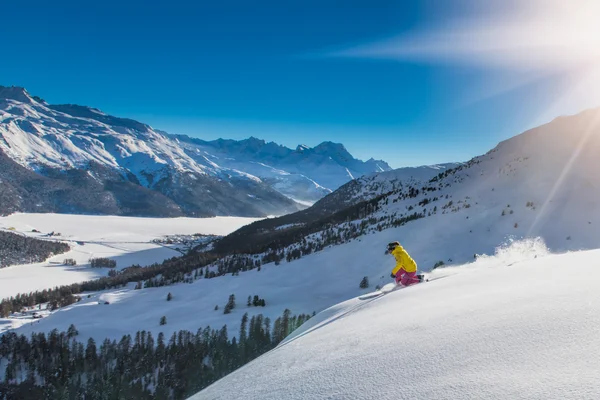 Meisje in off-piste skiën — Stockfoto