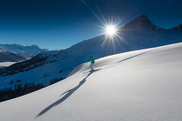 Mädchen beim Skifahren abseits der Piste — Stockfoto