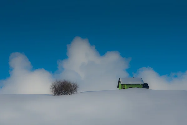 Einsiedelei isoliert im Schnee — Stockfoto