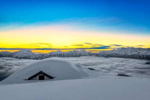 Casa coberta de neve nas altas montanhas — Fotografia de Stock